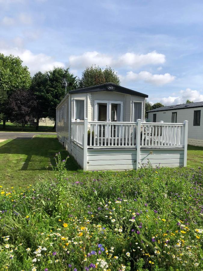 Squirrel Lodge With Hot Tub Pocklington Esterno foto